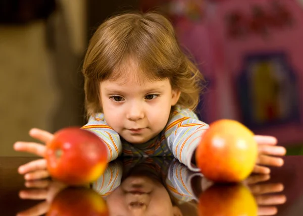 Girl and peaches — Stock Photo, Image