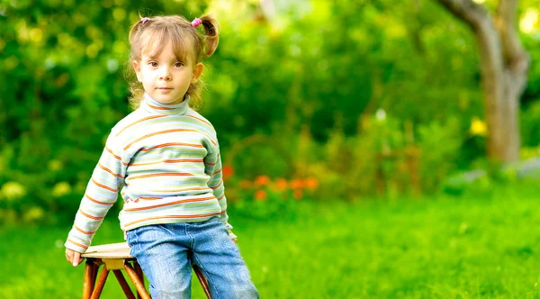 Portret dziewczynki w ogrodzie — Zdjęcie stockowe