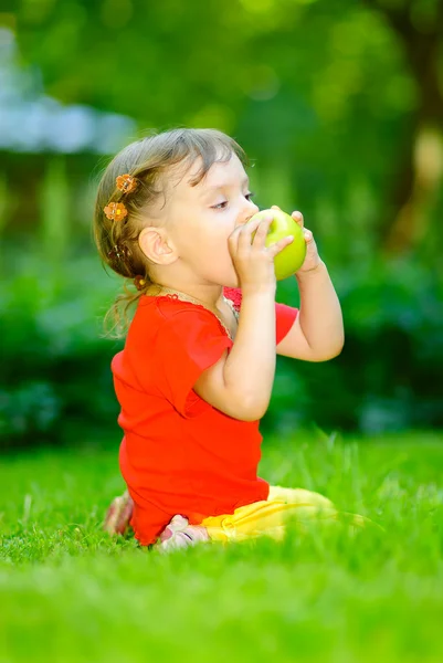 Παιδί με μήλο. — Φωτογραφία Αρχείου