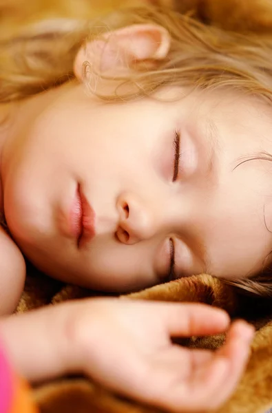 Маленькая девочка спит — стоковое фото