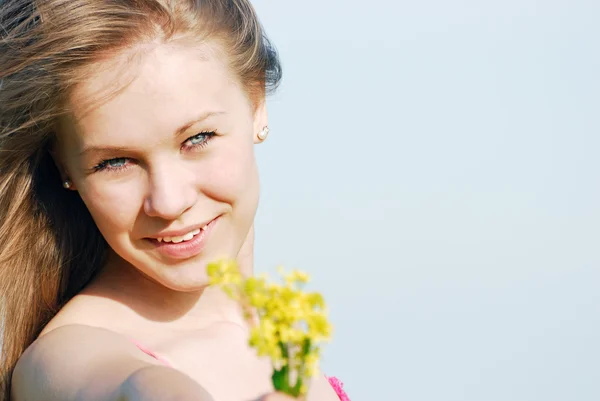 Flickan med gula blommor — Stockfoto
