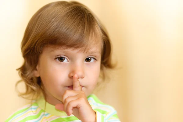 Kleines Mädchen ruft zum Schweigen auf — Stockfoto