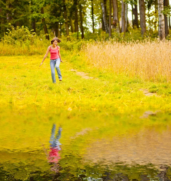 Menina corre para o rio — Fotografia de Stock