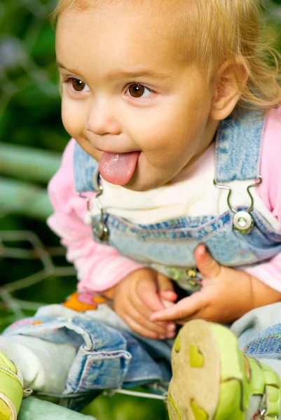 Baby heeft stak tong — Stockfoto
