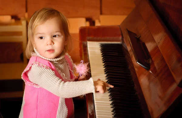 Genç kız piyano hakkında — Stok fotoğraf