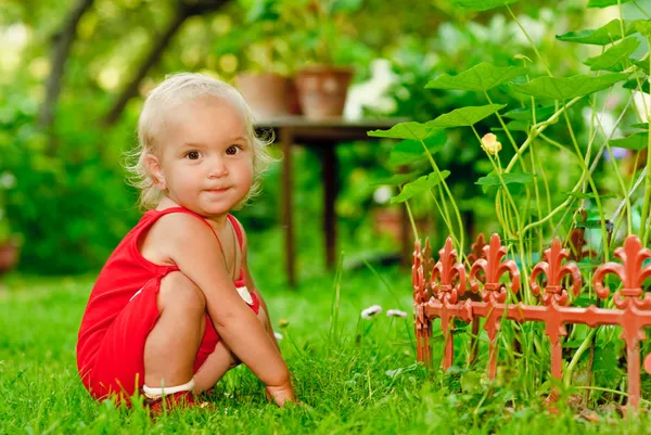 Ребенок сидит около флориста — стоковое фото
