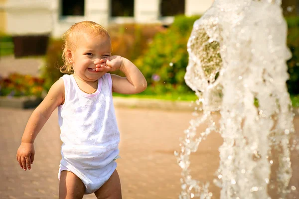 Baby bij park fontein — Stockfoto