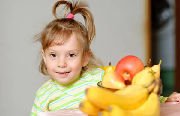 Meisje en fruit — Stockfoto