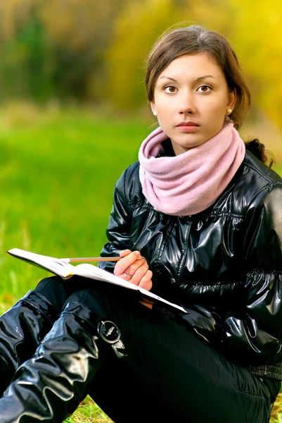 Krásná dívka čte knihu — Stock fotografie