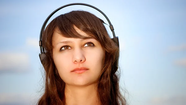 Girl listens to music — Stock Photo, Image