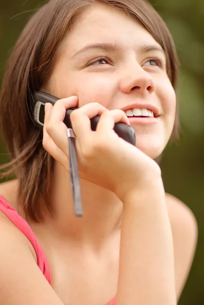 Chica habla por teléfono celular — Foto de Stock
