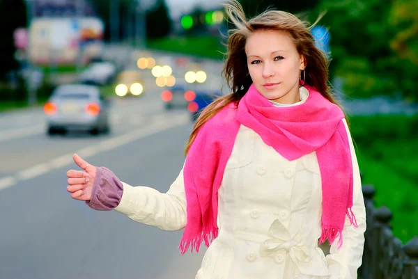 Chica autostop en la carretera —  Fotos de Stock