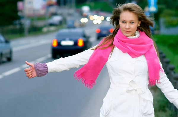 Chica autostop en la carretera —  Fotos de Stock