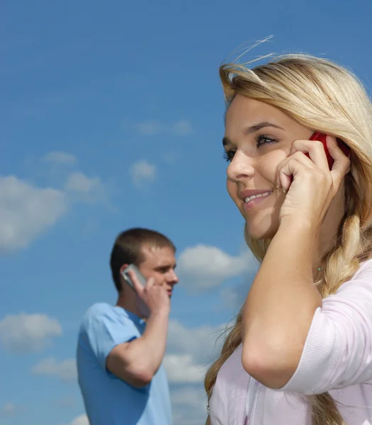 Κορίτσι και νεαρός μιλήσει τηλεφωνικά — Φωτογραφία Αρχείου