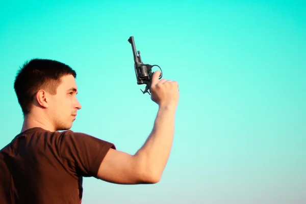 Силуэт человека с пистолетом — стоковое фото