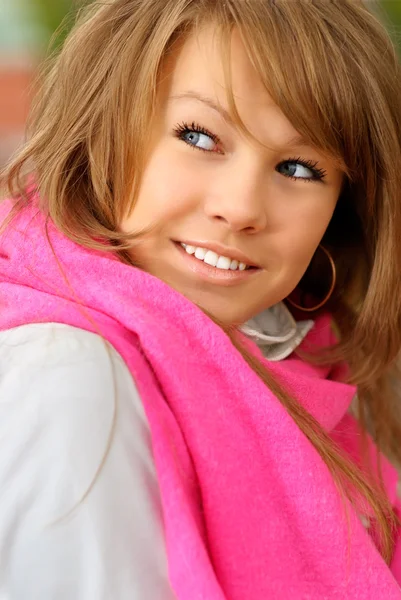 Chica con bufanda rosa —  Fotos de Stock