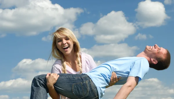 Tjej tar på händerna på den unga mannen — Stockfoto