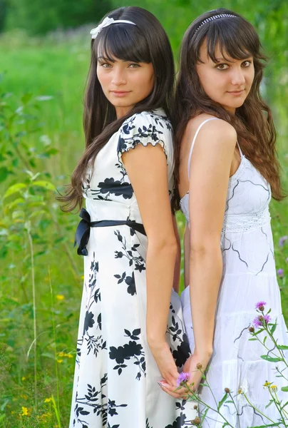 Två flickor i vita klänningar — Stockfoto