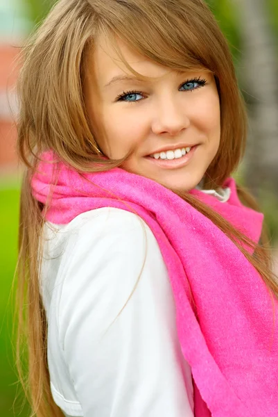 Девушка с розовым шарфом — стоковое фото