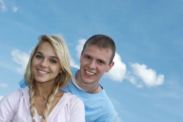 Jonge vrouw en jonge man lach — Stockfoto