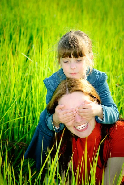 Maminka a dcera hrát — Stock fotografie