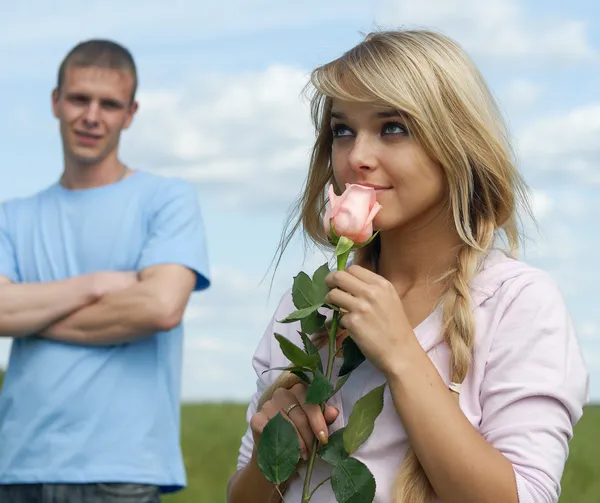 Genç adam bir çiçek sundu — Stok fotoğraf