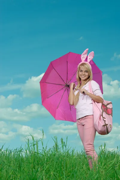 Flicka i kostym hare under en parasoll — Stockfoto