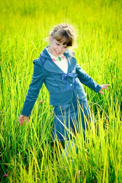 Menina entre grama verde — Fotografia de Stock