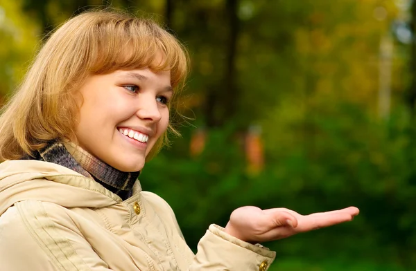 Retrato de niña en chaqueta beige — Foto de Stock