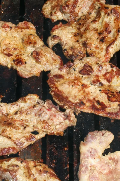 Côtelettes de porc sur le barbecue — Photo