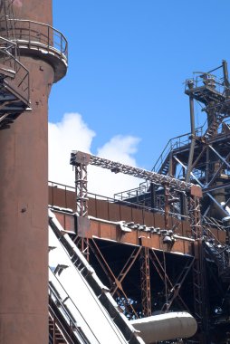 Mavi gökyüzü üzerinde eski fabrika inşaatı