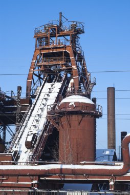 Mavi gökyüzü üzerinde eski fabrika inşaatı