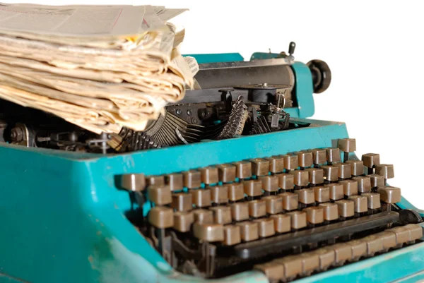 Schrijfmachine en kranten — Stockfoto