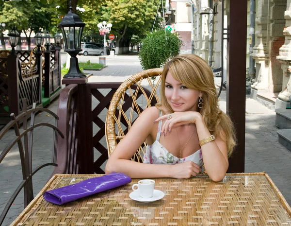 Λευκό-με επικεφαλής κορίτσι είναι σε καφέ — Φωτογραφία Αρχείου