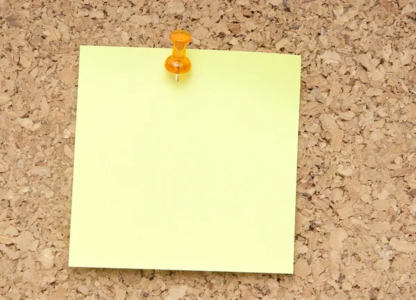 Nota de lembrete verde com pino laranja — Fotografia de Stock