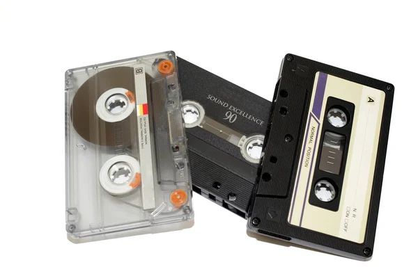 Старые аудиокассеты на белом фоне — стоковое фото