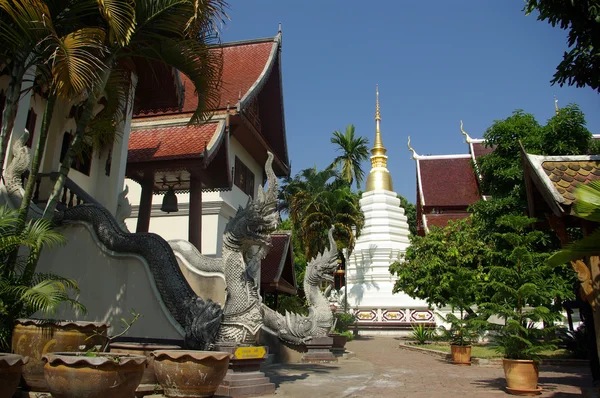 Domstolgården av thailändska templet — Stockfoto