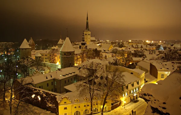 Зимний Таллин ночью — стоковое фото