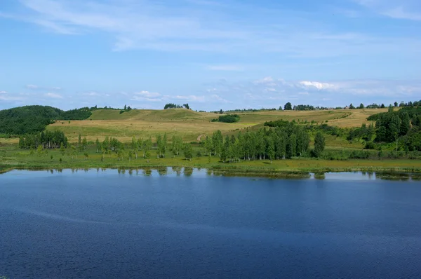 Sjön mellan kullar — Stockfoto