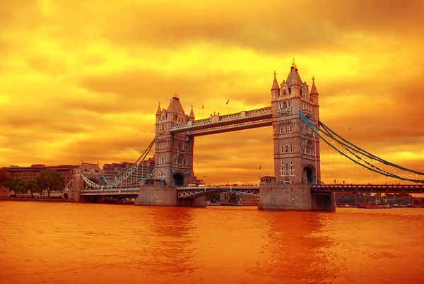 Tower Bridge au coucher du soleil — Photo
