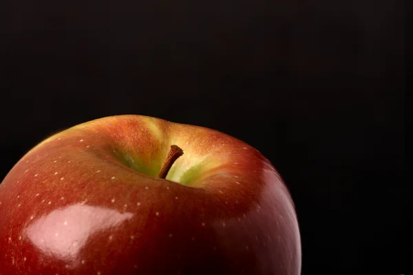 Соковите яблуко в темряві — стокове фото