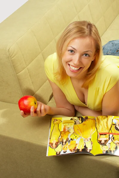 Приваблива дівчина і червоне яблуко — стокове фото