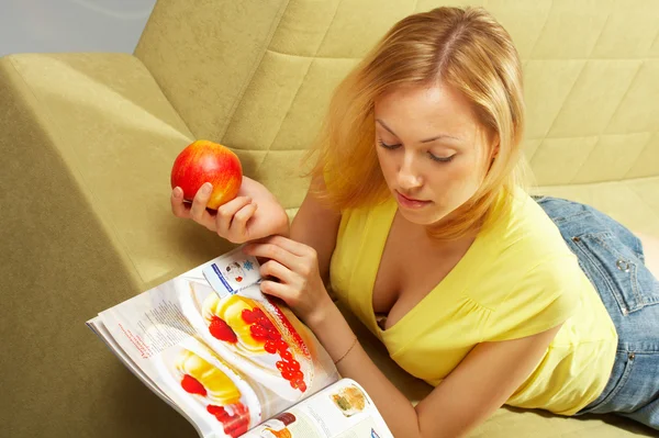 The attractive girl & red apple — Stock Photo, Image