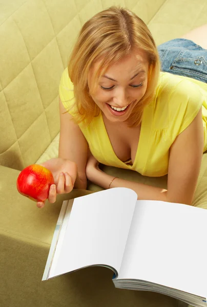 Приваблива дівчина і червоне яблуко — стокове фото