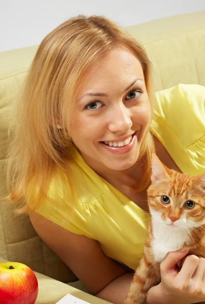 La ragazza con un gattino — Foto Stock