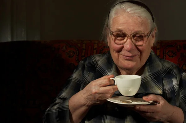 De oude vrouw met favoriete drankje — Stockfoto