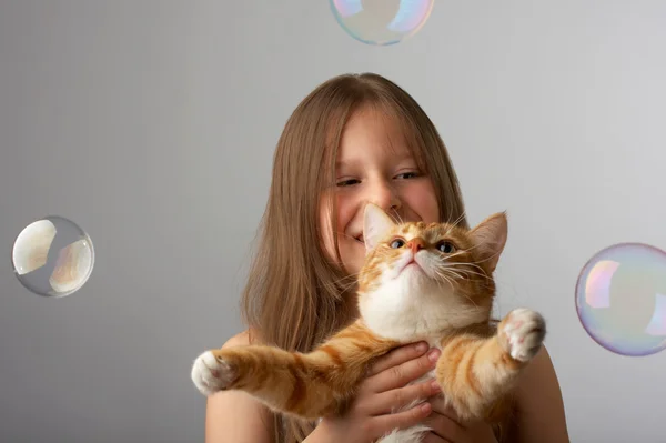 Kleines Mädchen mit roter Katze — Stockfoto