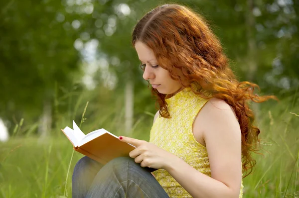 Читающая девушка — стоковое фото
