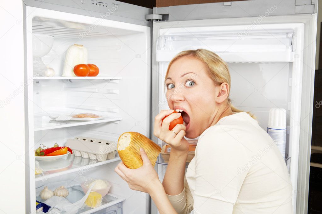 Стресс жиры. Компульсивное переедание. Женщина у холодильника. Холодильник с едой. Пищевые привычки.