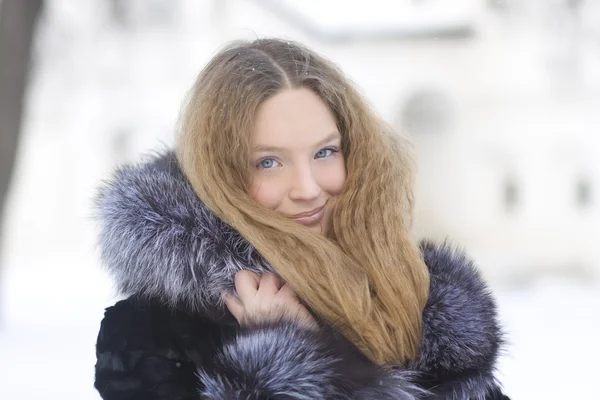 Красивая девушка в зимнем парке — стоковое фото